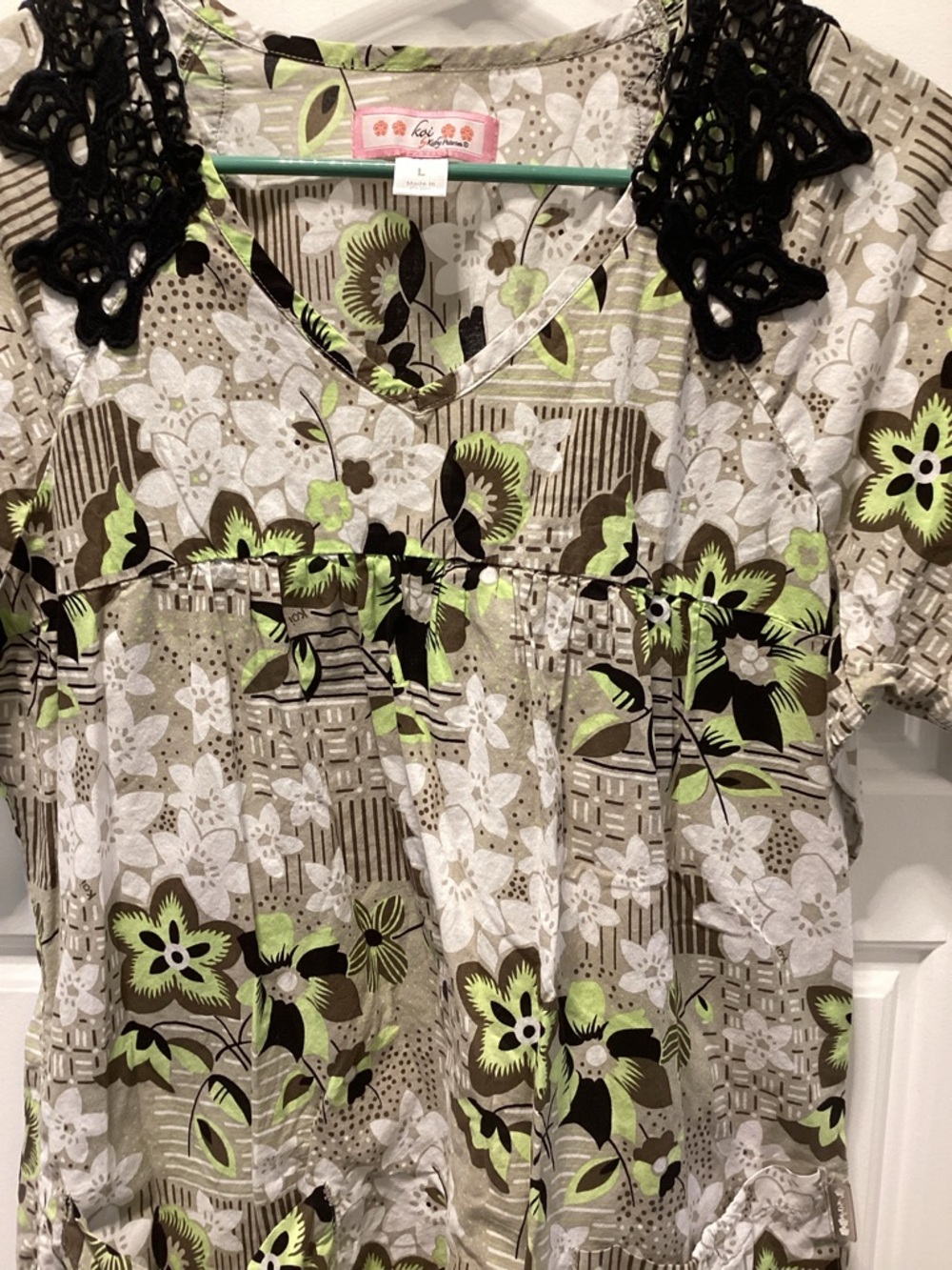 KOI V-Neck Scrub Top with Crochet Shoulders AND PLEATED BODICE. - Picture 4 of 11